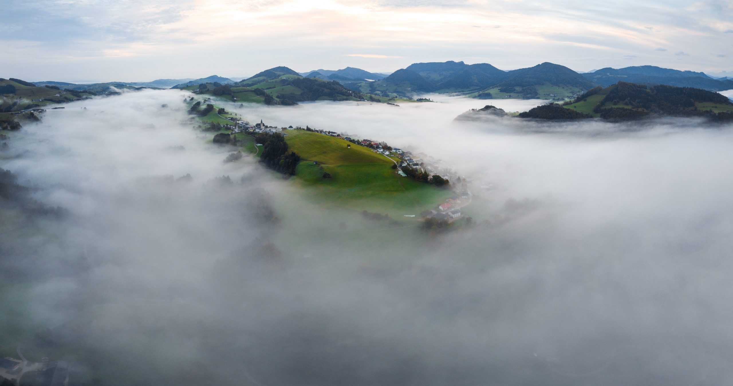 Marai Neustift aus der Luft bei Nebel